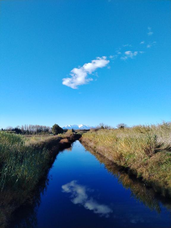 une rivière au milieu d'un champ dans l'établissement Gites Torreillans - Nid douillet, à Torreilles