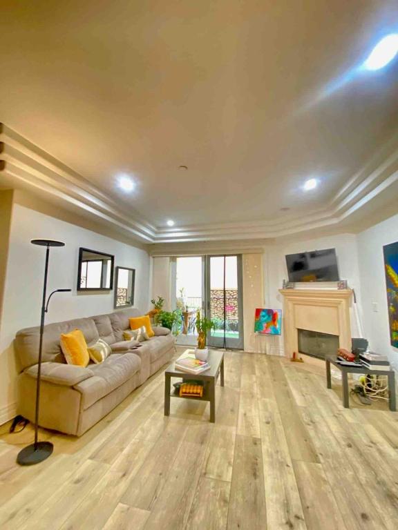 Studio City Chic Large Contemporary Condo, Los Angeles (updated prices 2025)