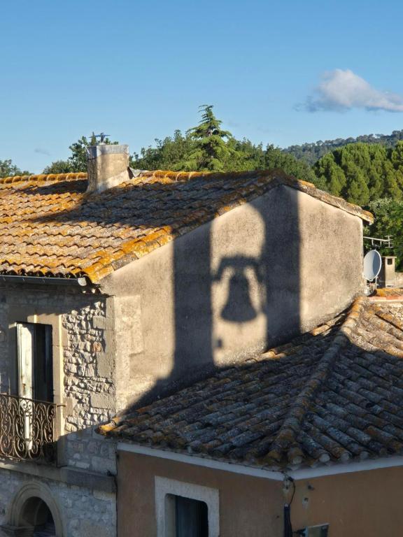 l'ombre d'un crâne sur le côté d'un bâtiment dans l'établissement Les Mimosas, à Lecques