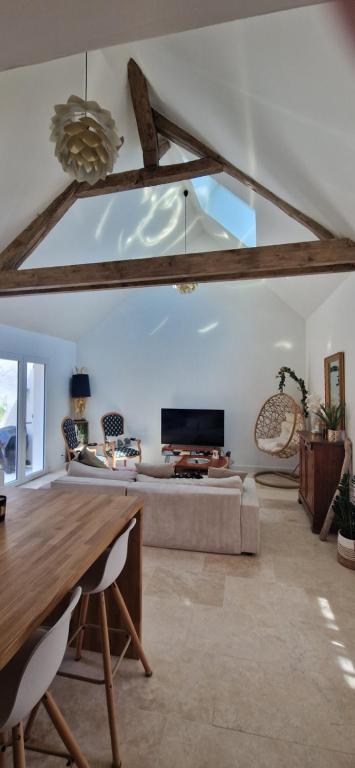 un salon avec un canapé et une télévision dans l'établissement Maison atypique centre Auxerre, à Auxerre