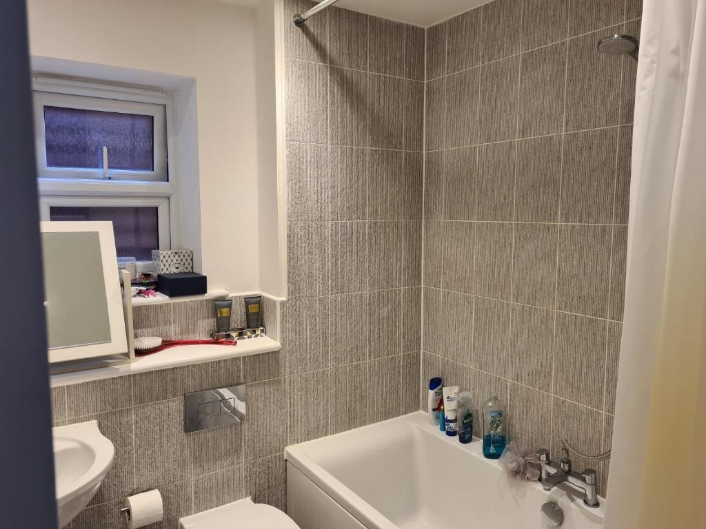 une salle de bain avec un lavabo blanc et des toilettes dans l'établissement High Standard Single Room near Gatwick Airport, à Horley