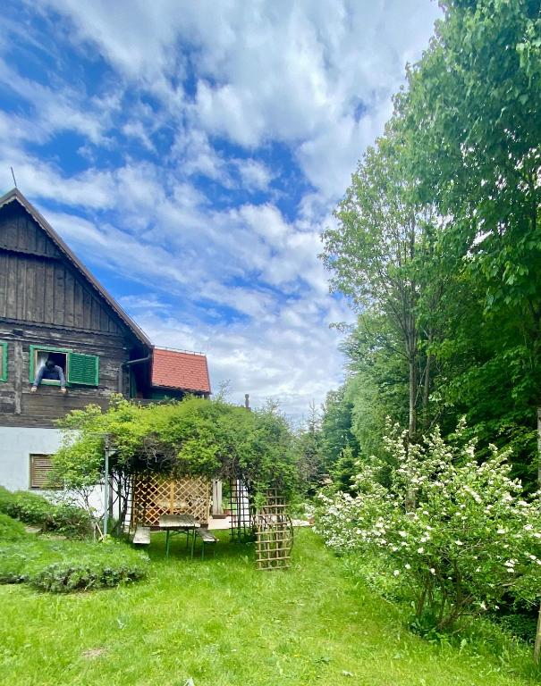 Vonkajšia záhrada v ubytovaní Apartments Montana