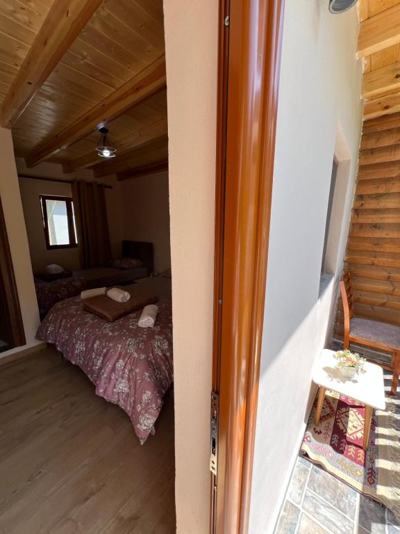 Postel nebo postele na pokoji v ubytování Guest House Shtëpiza Theth