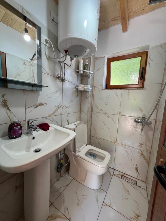Koupelna v ubytování Guest House Shtëpiza Theth