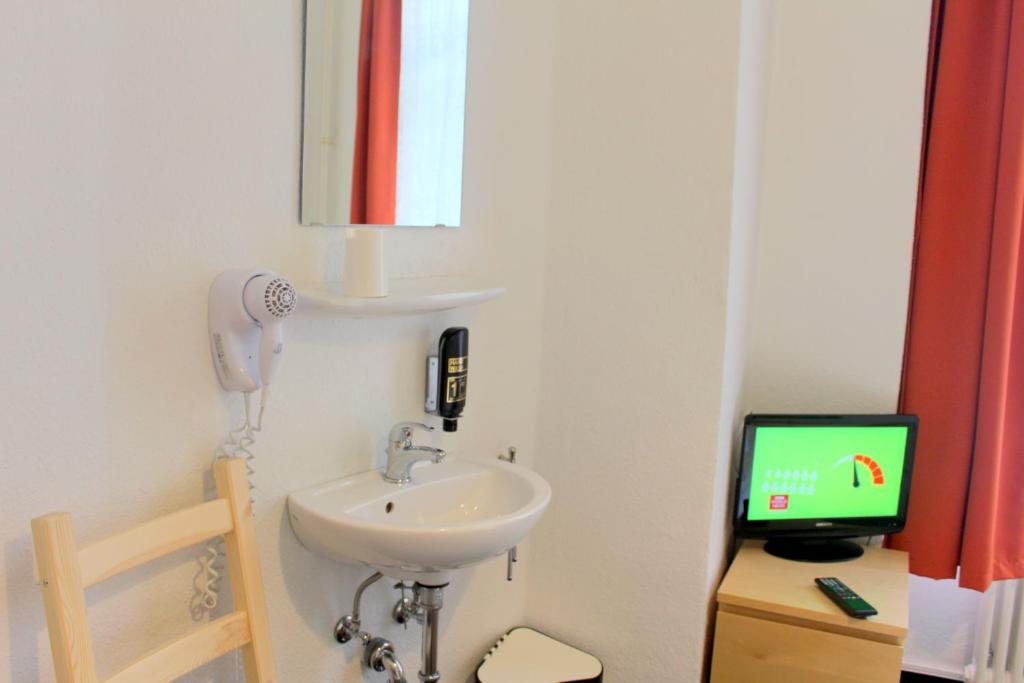 TV a/nebo společenská místnost v ubytování Pension Central Hostel Berlin