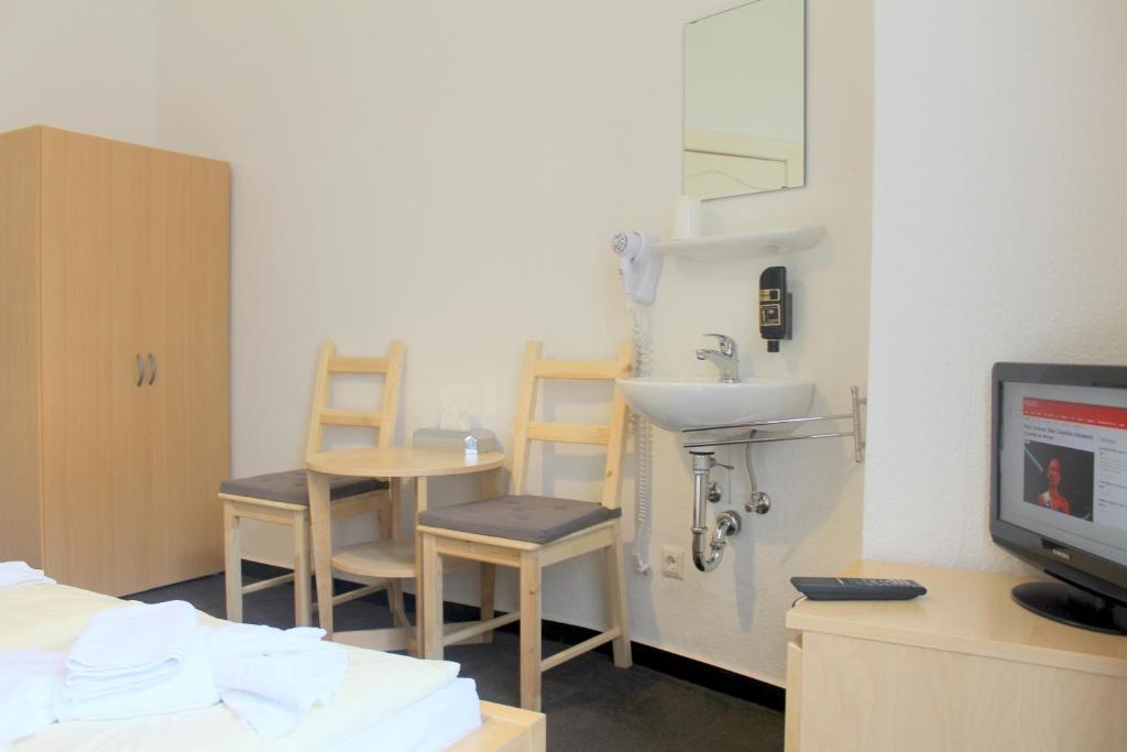 TV a/nebo společenská místnost v ubytování Pension Central Hostel Berlin