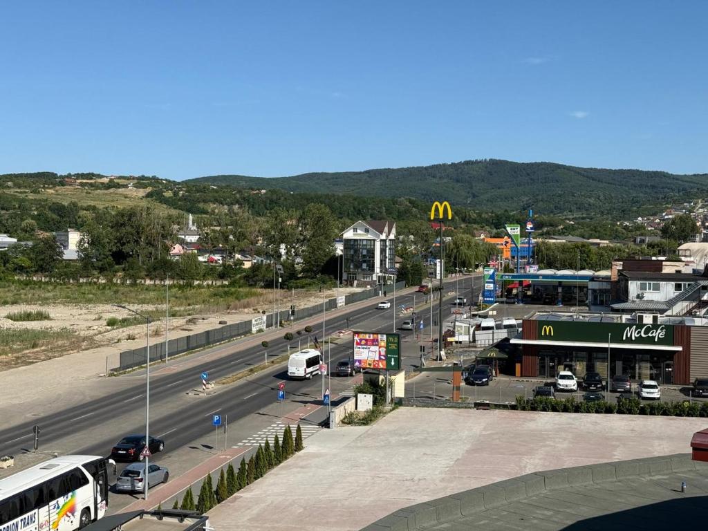 Nespecifikovaný výhled na hory nebo výhled na hory při pohledu z hotelu
