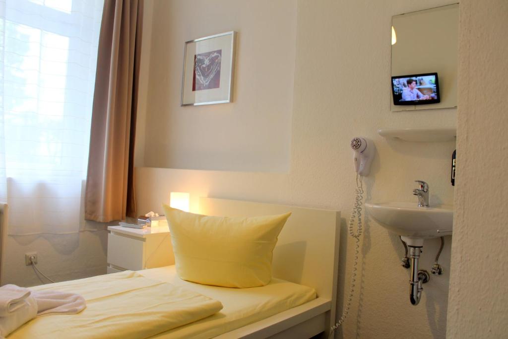 Postel nebo postele na pokoji v ubytování Pension Central Hostel Berlin