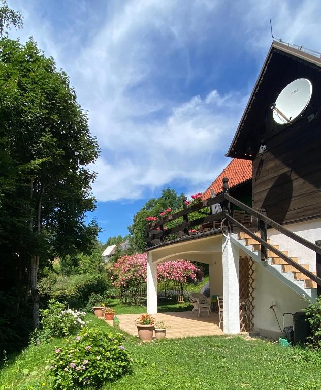 Vonkajšia záhrada v ubytovaní Apartments Montana