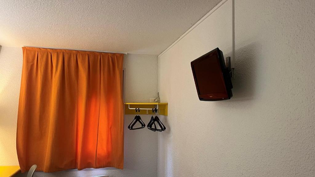 TV a/nebo společenská místnost v ubytování Quick Palace Anglet