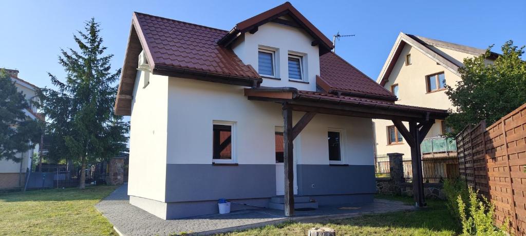 mały domek z dachem w obiekcie Domek Olivia Wilkasy, Mazury w mieście Wilkasy