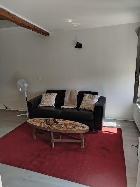 un salon avec un canapé et une table basse dans l'établissement Le Minimosa T2 au pied du métro, à Toulouse