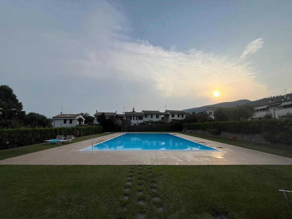 ガルダにあるCà Leo in Garda, relax & poolの家の庭にあるプール