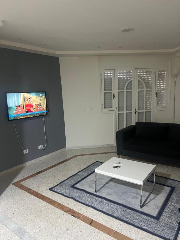 a living room with a couch and a coffee table at Appartement nasria in Sfax