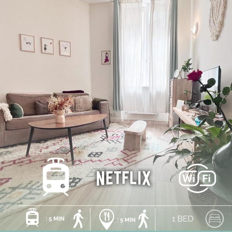 un salon avec un canapé et une table dans l'établissement Charmant 2 pièces Nice Centre à deux pas de la gare, à Nice