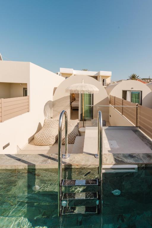 Bazén v ubytování Evexia boutique hotel & Spa nebo v jeho okolí