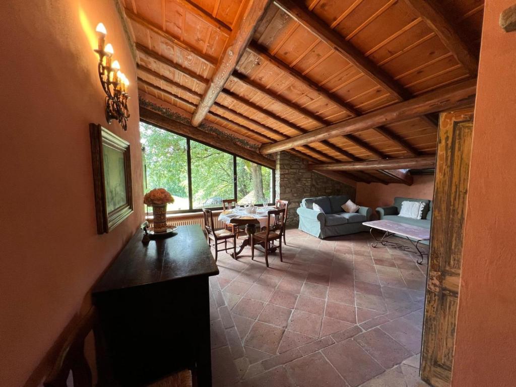un grand salon avec une table et des chaises dans l'établissement La Rocca -- Monticello Apartments, à Medesano