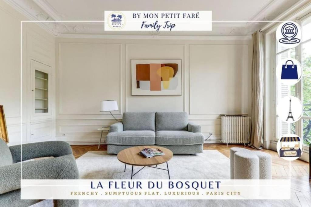 un salon avec un canapé et une table dans l'établissement La Fleur du Bosquet - Sumptuous- Eiffel Tower view, à Paris