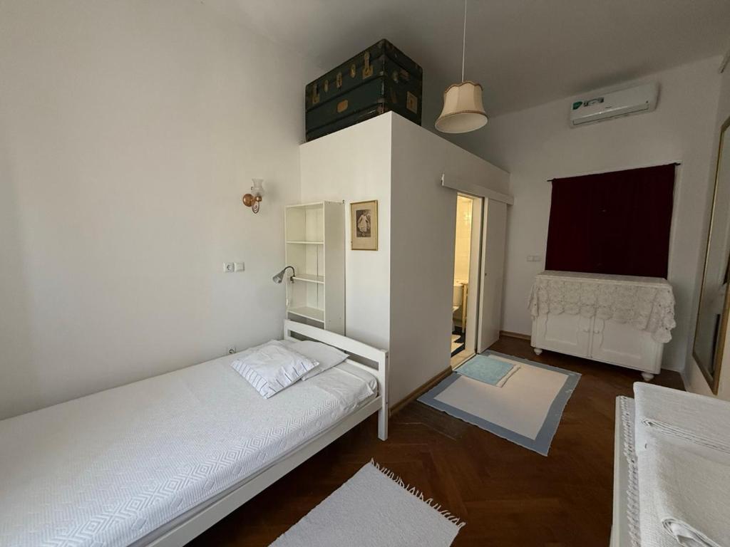 biała sypialnia z łóżkiem i oknem w obiekcie Guest House Ilicki Plac w Zagrzebiu