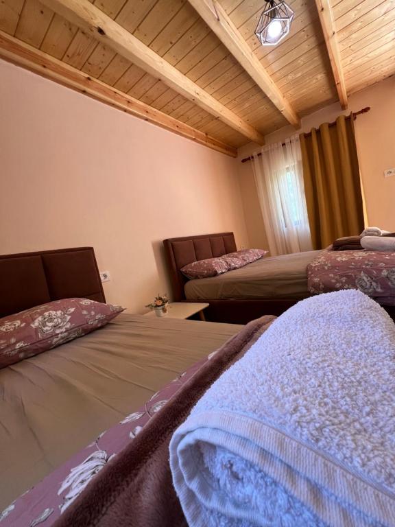 Postel nebo postele na pokoji v ubytování Guest House Shtëpiza Theth