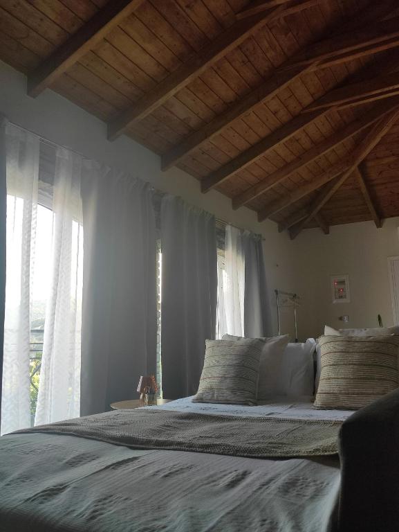 Een bed of bedden in een kamer bij Ανέμη