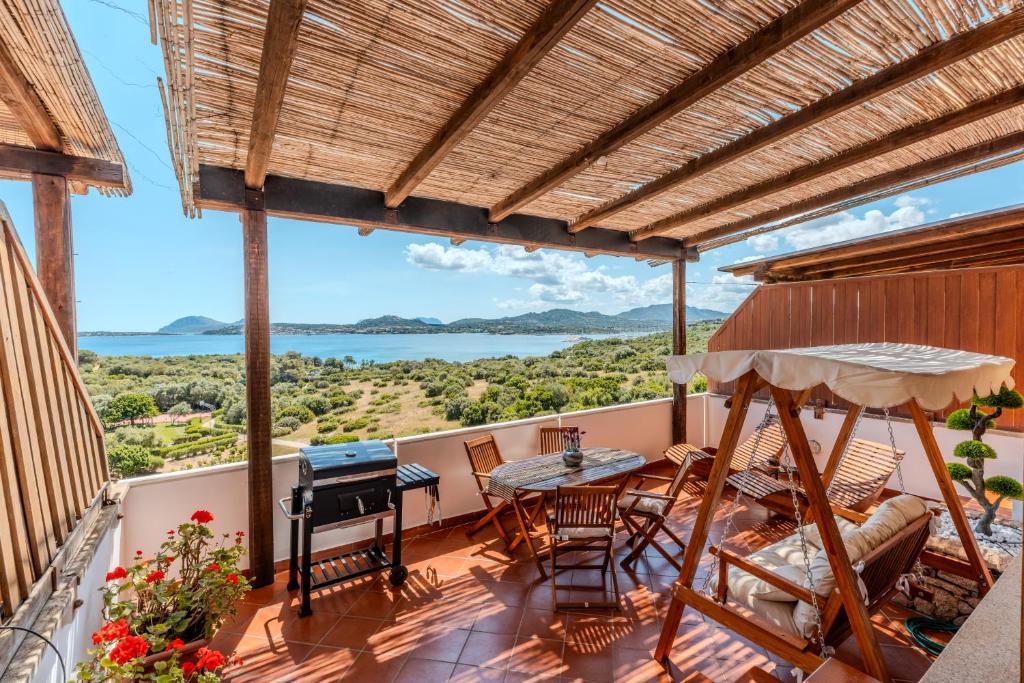 un balcone con tavolo e sedie e vista sull'oceano di Seaview vibes - Sardinia style a Olbia