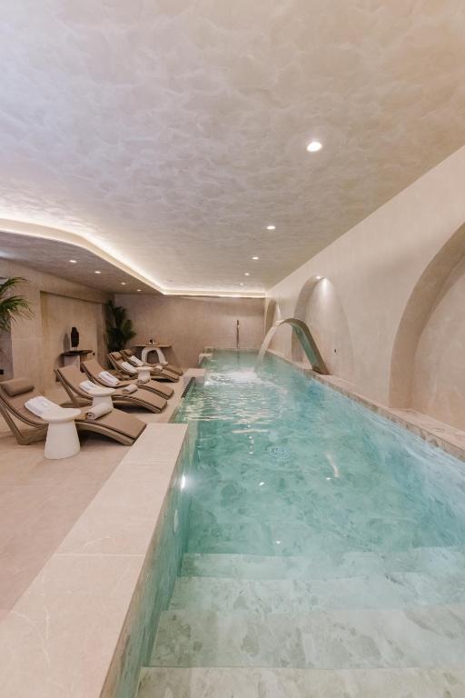 Bazén v ubytování Evexia boutique hotel & Spa nebo v jeho okolí