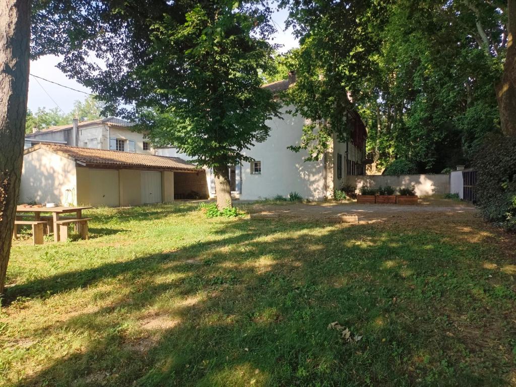 - une vue sur une maison depuis la cour dans l'établissement Maison avec jardin arboré, à Avignon