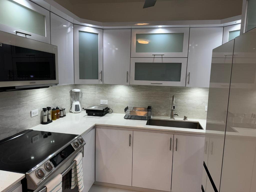 Kuchyň nebo kuchyňský kout v ubytování Casa Mi Luz Ilumina tu Estancia con Elegancia y Confort en San Juan