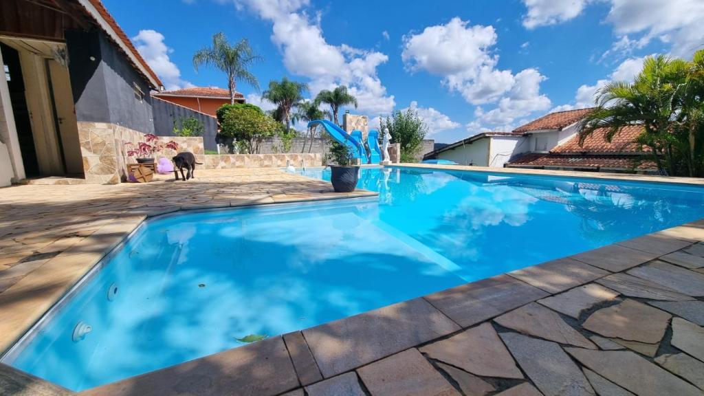 a swimming pool in a house with blue water at Rancho do Veio - Jarinu in Jarinu