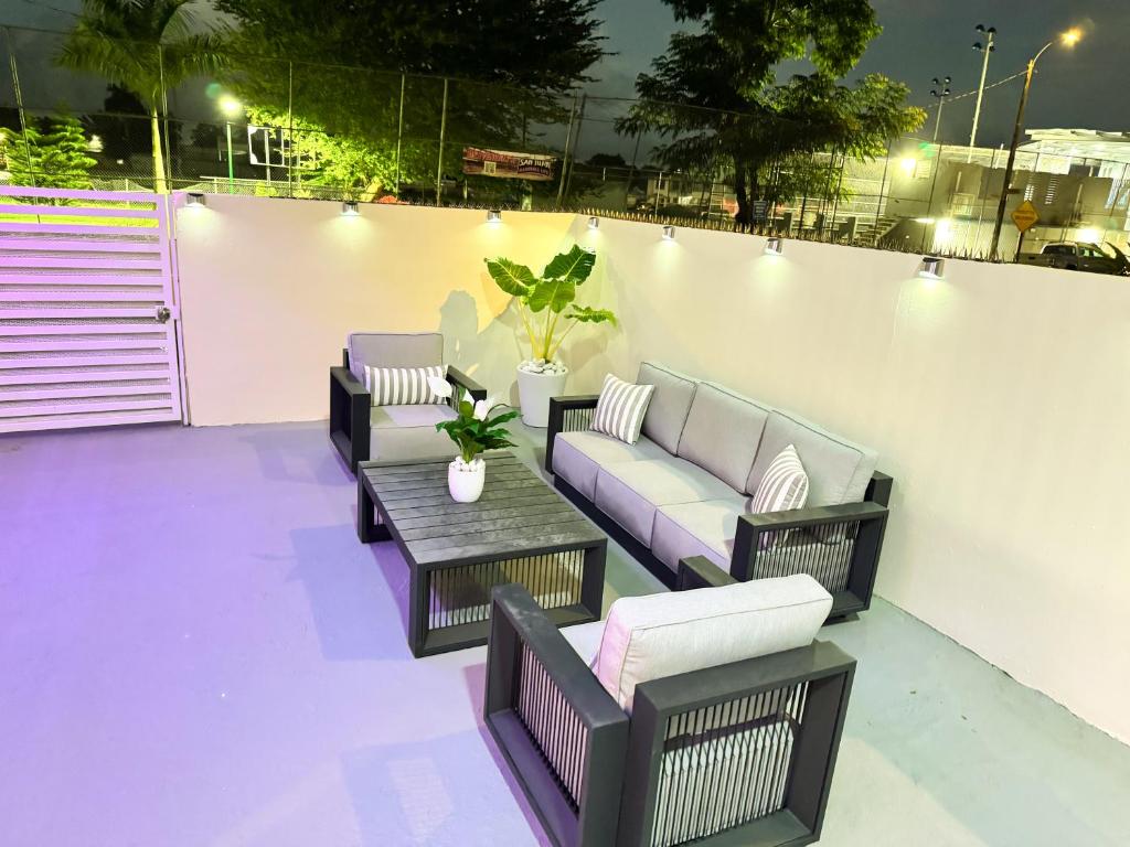 Posezení v ubytování Casa Mi Luz Ilumina tu Estancia con Elegancia y Confort en San Juan