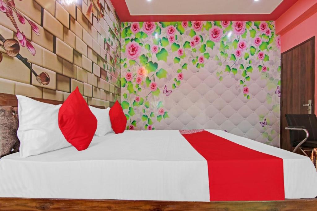 Postel nebo postele na pokoji v ubytování Hotel O Govind Residency