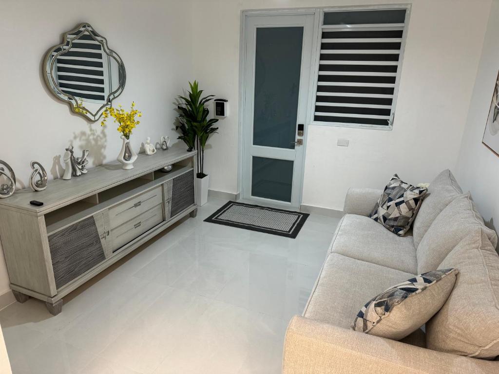 Posezení v ubytování Casa Mi Luz Ilumina tu Estancia con Elegancia y Confort en San Juan
