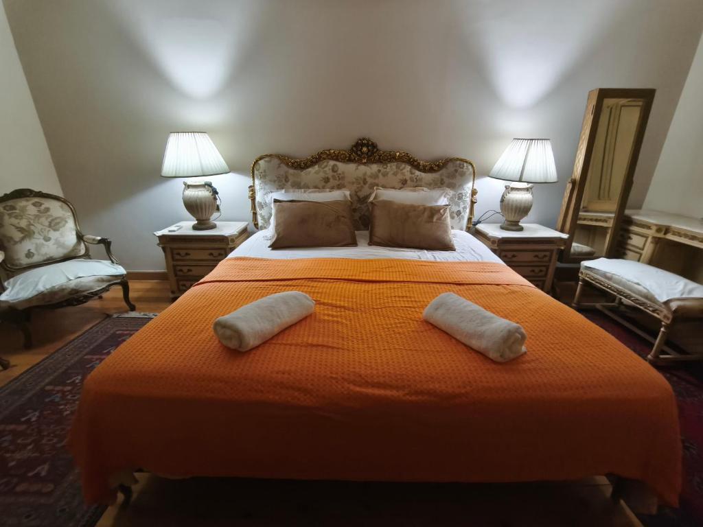 Un dormitorio con una cama con dos almohadas encima. en Legacy Lodge Heliopolis, en El Cairo