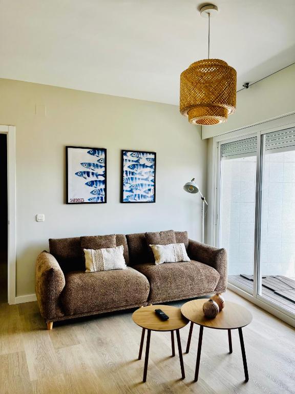 a living room with a couch and a table at Apartamento Mar de Cruz in Pontevedra
