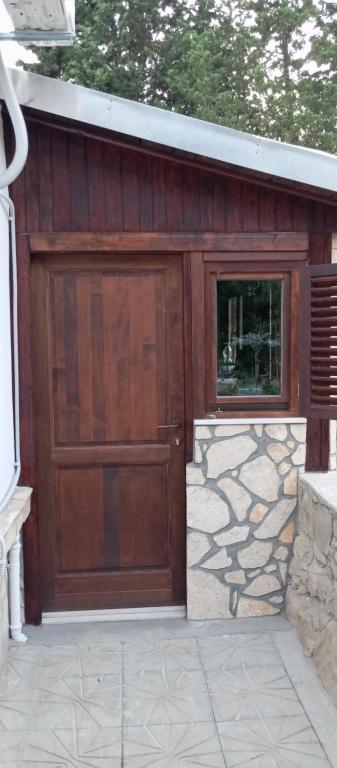 - un garage en bois avec une grande porte en bois dans l'établissement Jamm Mare e Monti Tiny house, à Orebić