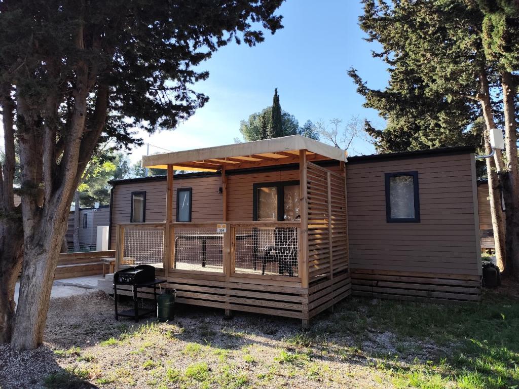 une petite maison avec un toit sur une cour dans l'établissement M-H 6 pers cat premium 3 chbres clim LV tv écran plat secteur familiale, à Carry-le-Rouet