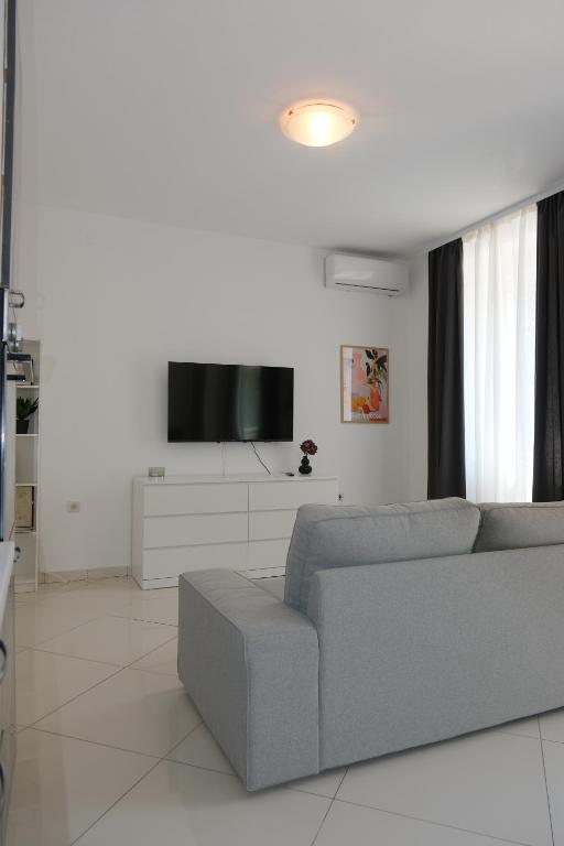 Televízia a/alebo spoločenská miestnosť v ubytovaní Sesar Apartments Krk - No. 2 Vinko