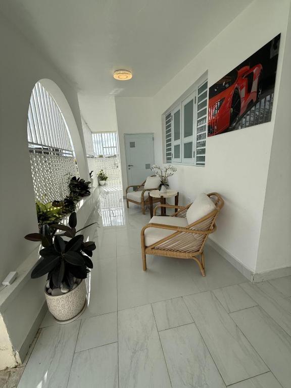 Posezení v ubytování Casa Mi Luz Ilumina tu Estancia con Elegancia y Confort en San Juan