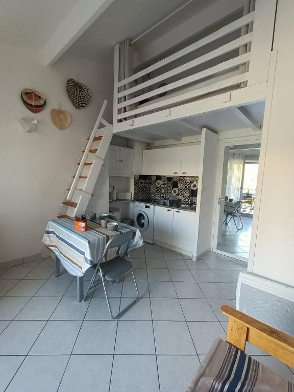 Posedenie v ubytovaní Appartement T2 Cabine, mezzanine Saint Pierre la mer 4oliv41