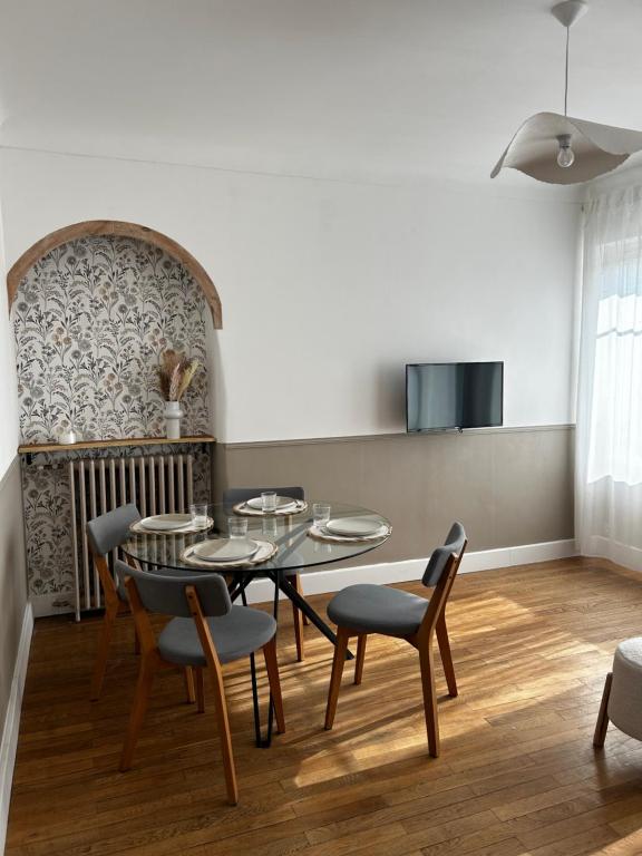 une salle à manger avec une table et des chaises dans l'établissement Le nid marin, à Saint-Nazaire