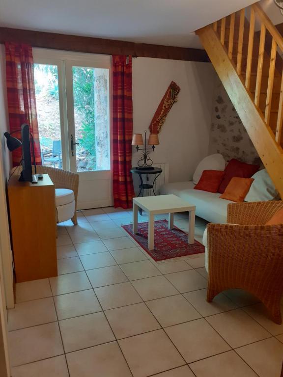 un salon avec un lit et une table dans l'établissement GITE en LANGUEDOC, à Roquebrun