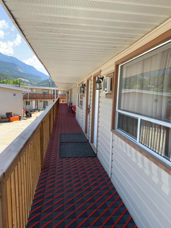 Nespecifikovaný výhled na hory nebo výhled na hory při pohledu z motelu