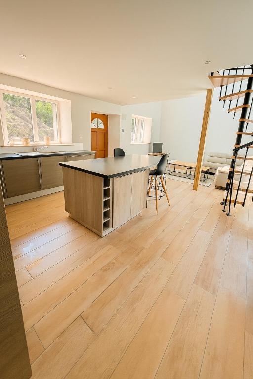 - une cuisine avec un îlot au milieu d'une pièce dans l'établissement Maison de campagne, à Ploëzal