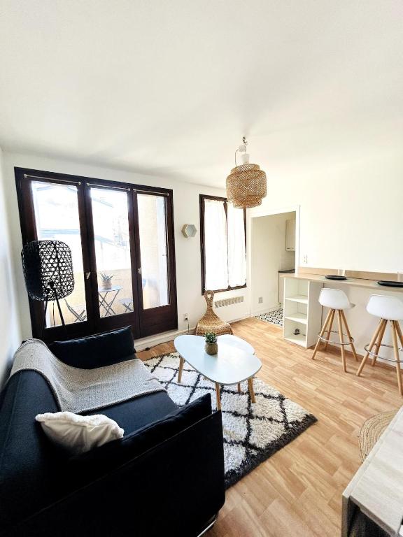 un salon avec un canapé et une table dans l'établissement Nid cosy centre-ville parking inclus, à Toulouse