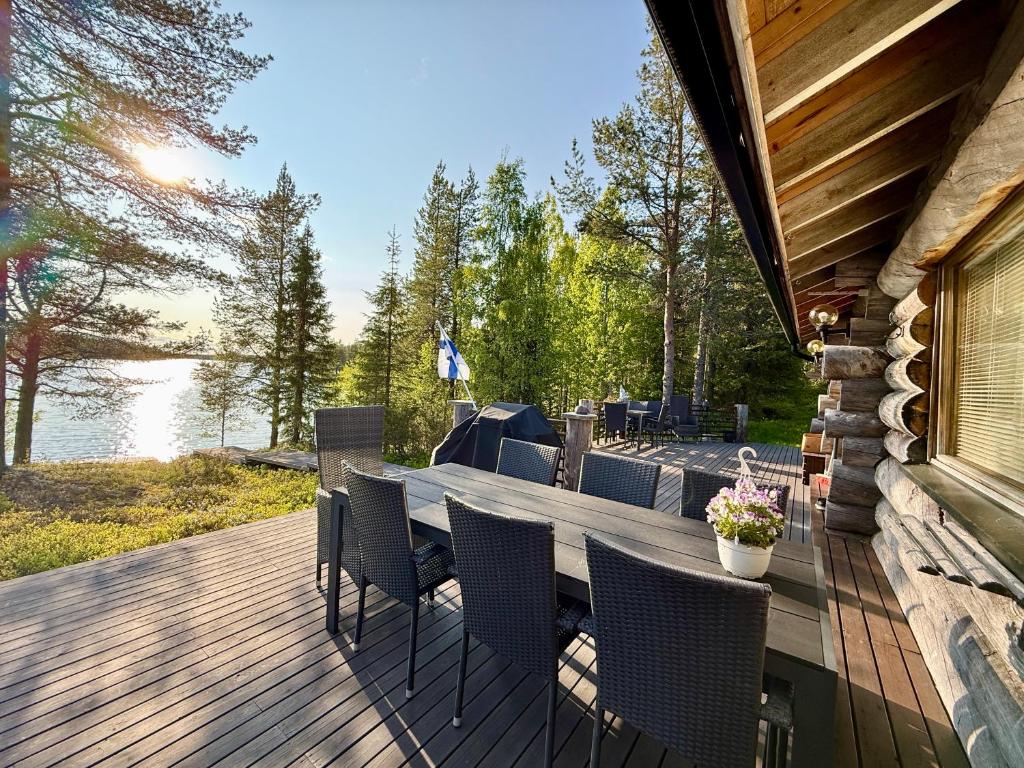 een terras met stoelen en een tafel op een huis bij Autiojärven kelomökki 85m2 in Kuusamo