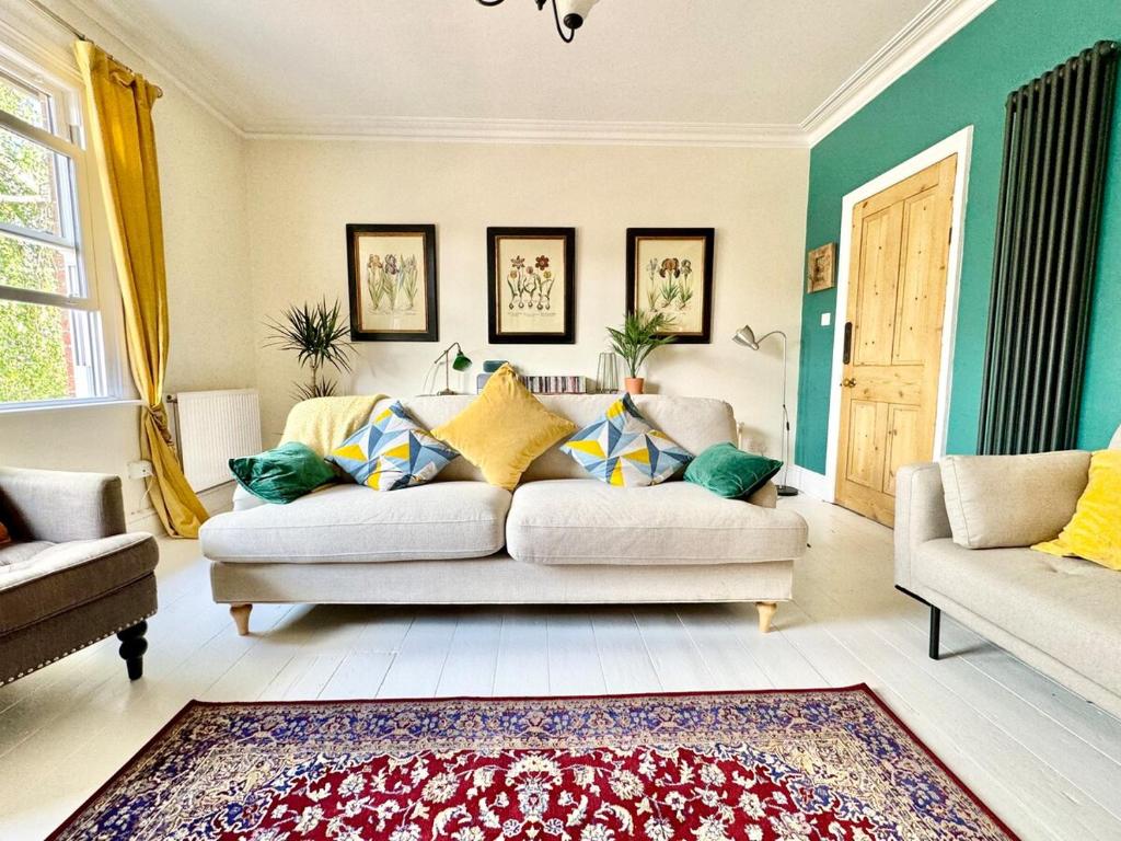 a living room with a couch and a rug at Stunning 2 bed, 2 bath Summertown Oxford in Oxford