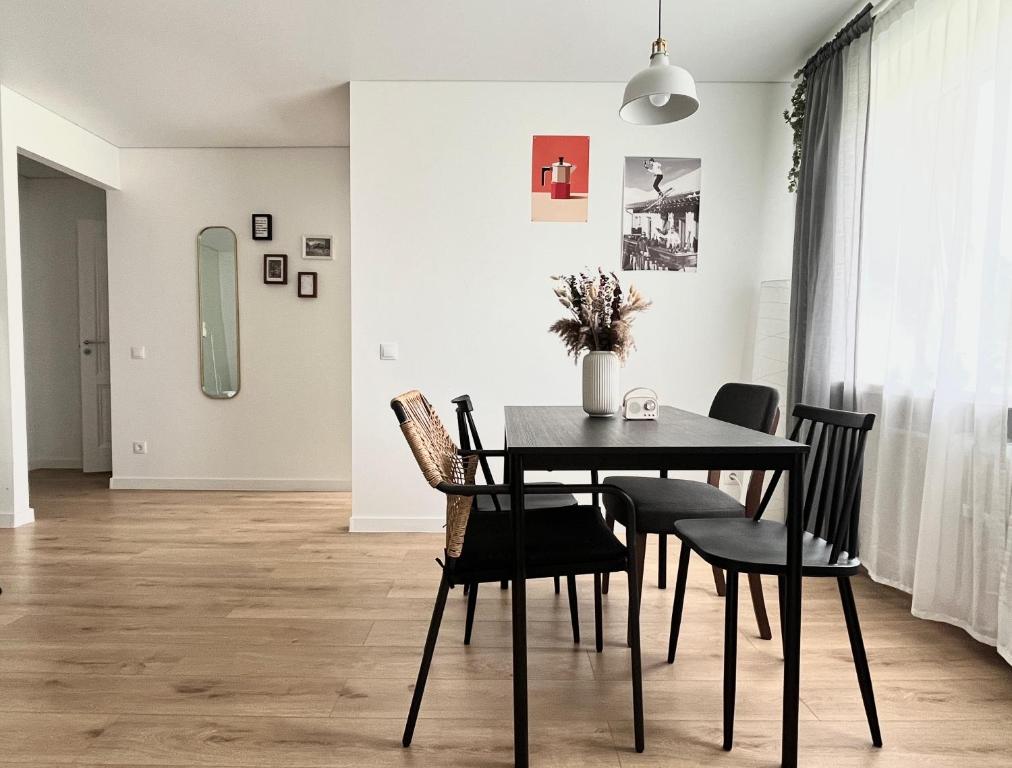 ein Esszimmer mit einem schwarzen Tisch und Stühlen in der Unterkunft Baltic Zen in Sillamäe