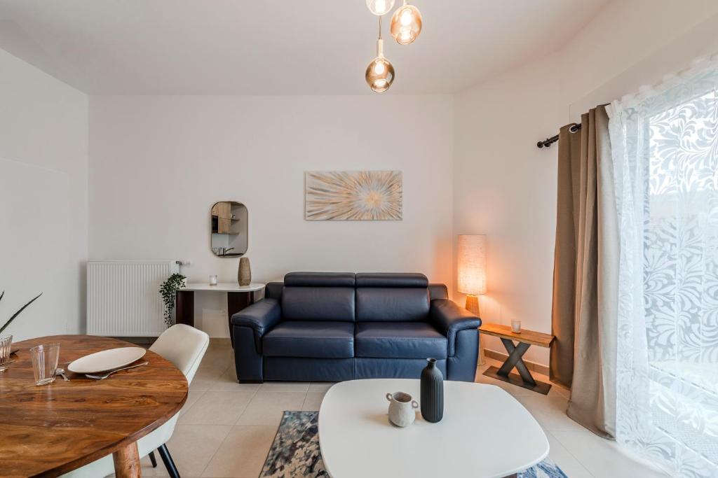 a living room with a blue couch and a table at Charming Lodge Disneyland Paris - 4 pers - 1 Ch - 15 min in Chessy