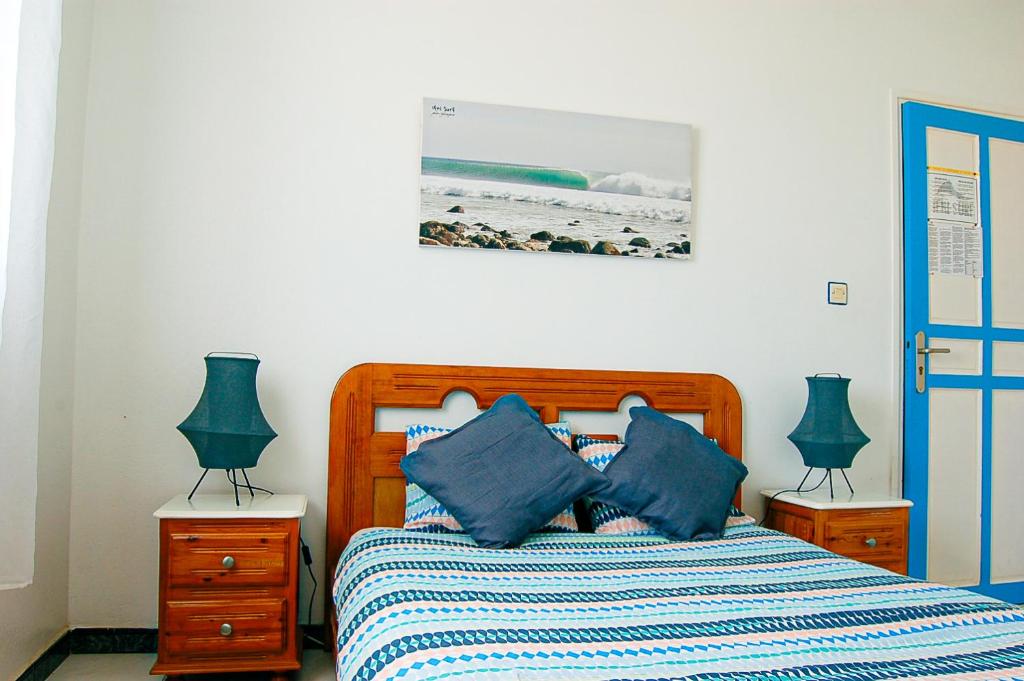 Una cama o camas en una habitación de Ifni Surf Hostal